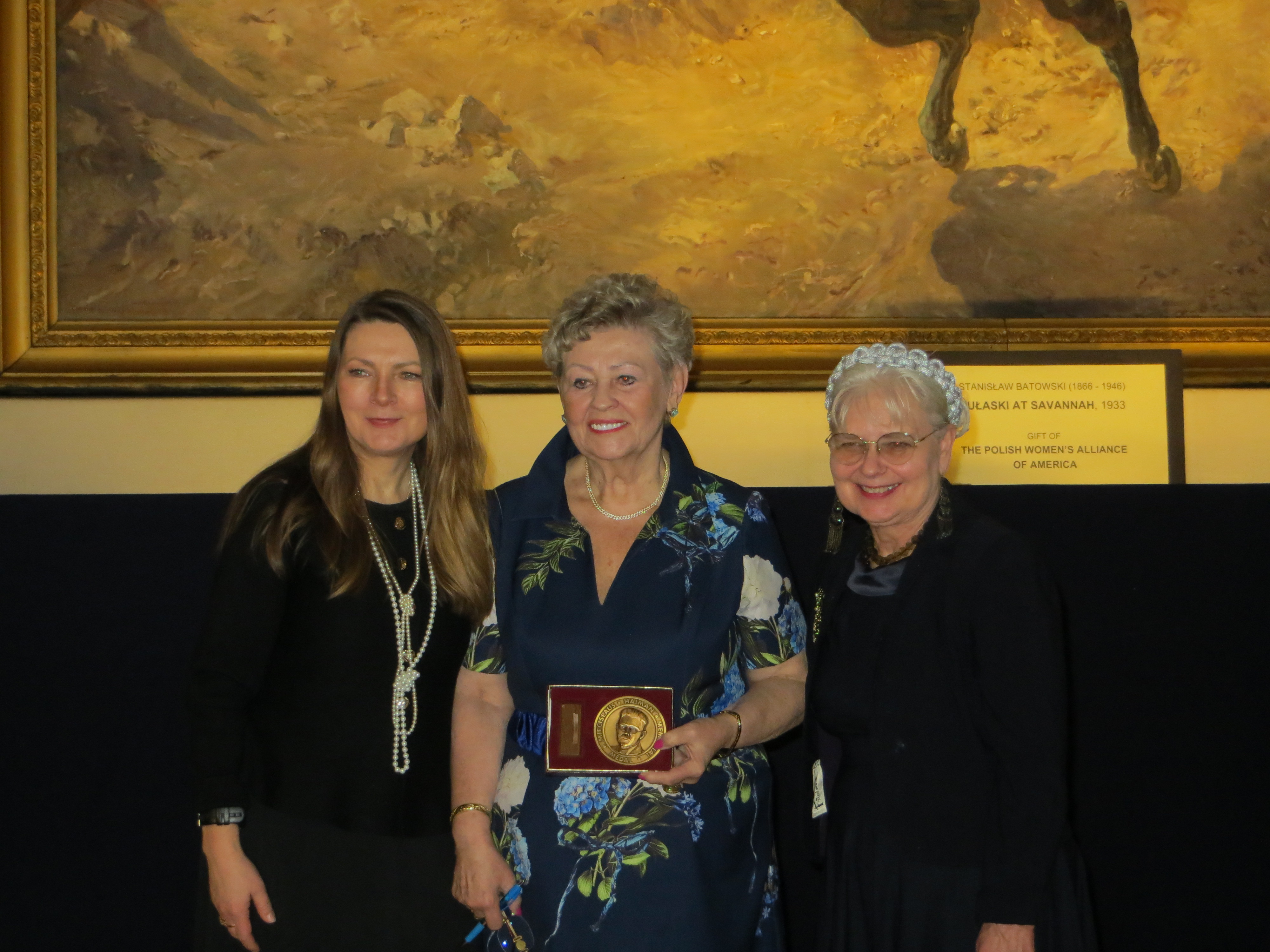 Maria Zakrzewska receives the Mieczysław Haiman Award.